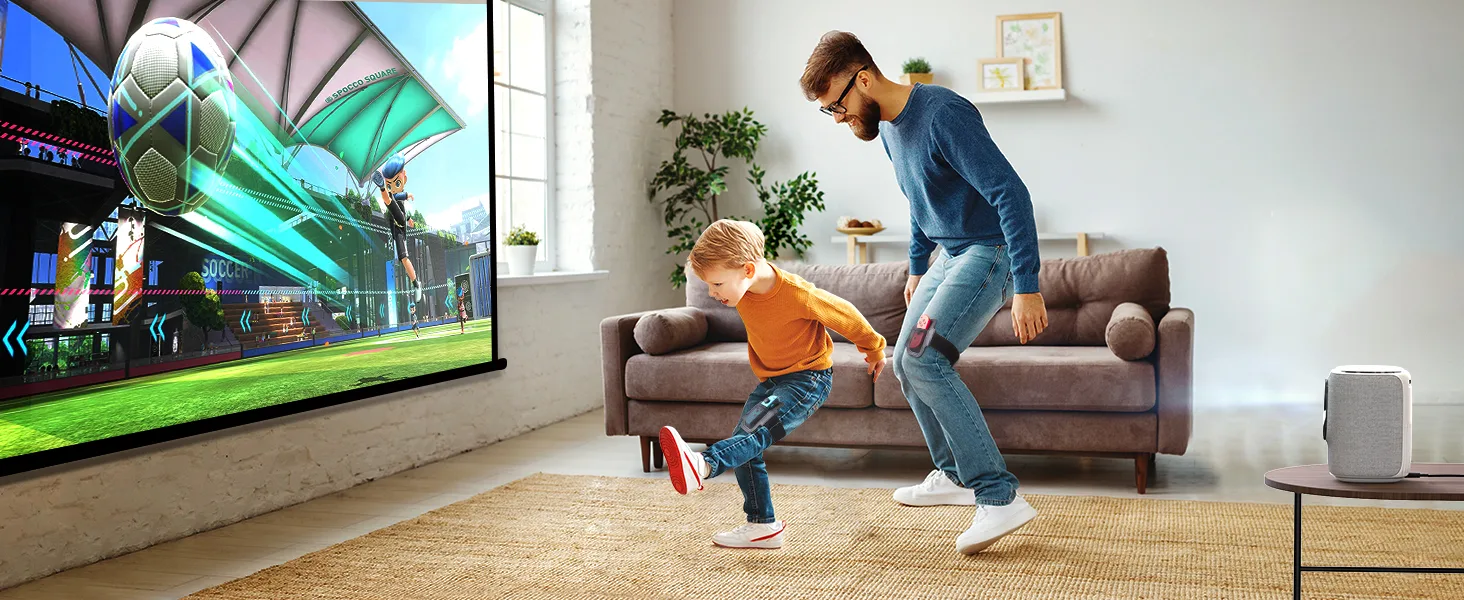 投影されたサッカーゲームで遊ぶ親子