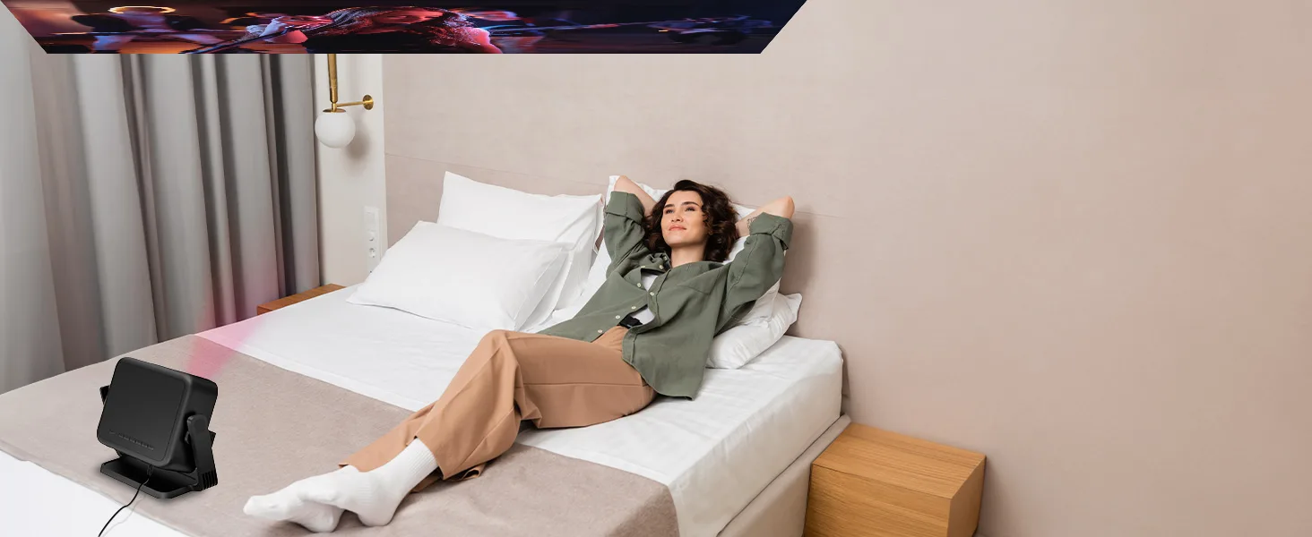 Frau entspannt auf dem Bett neben dem ONOAYO AY3