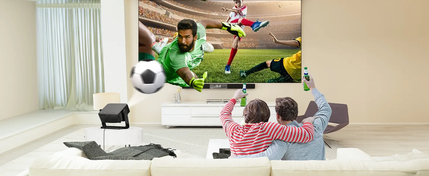 Zwei Fans vor einer projizierten Fußballübertragung