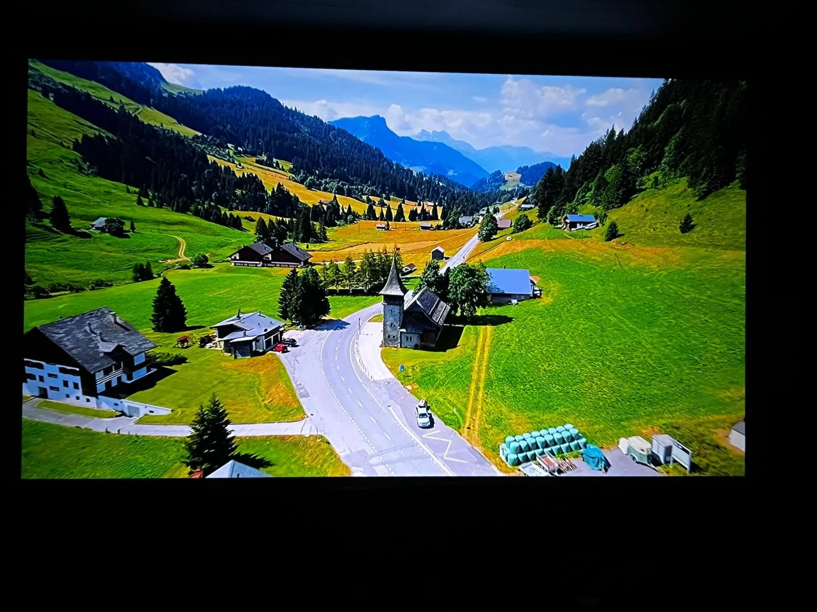 Buyer photo of a mountain landscape projected by the white ONO5Pro-W