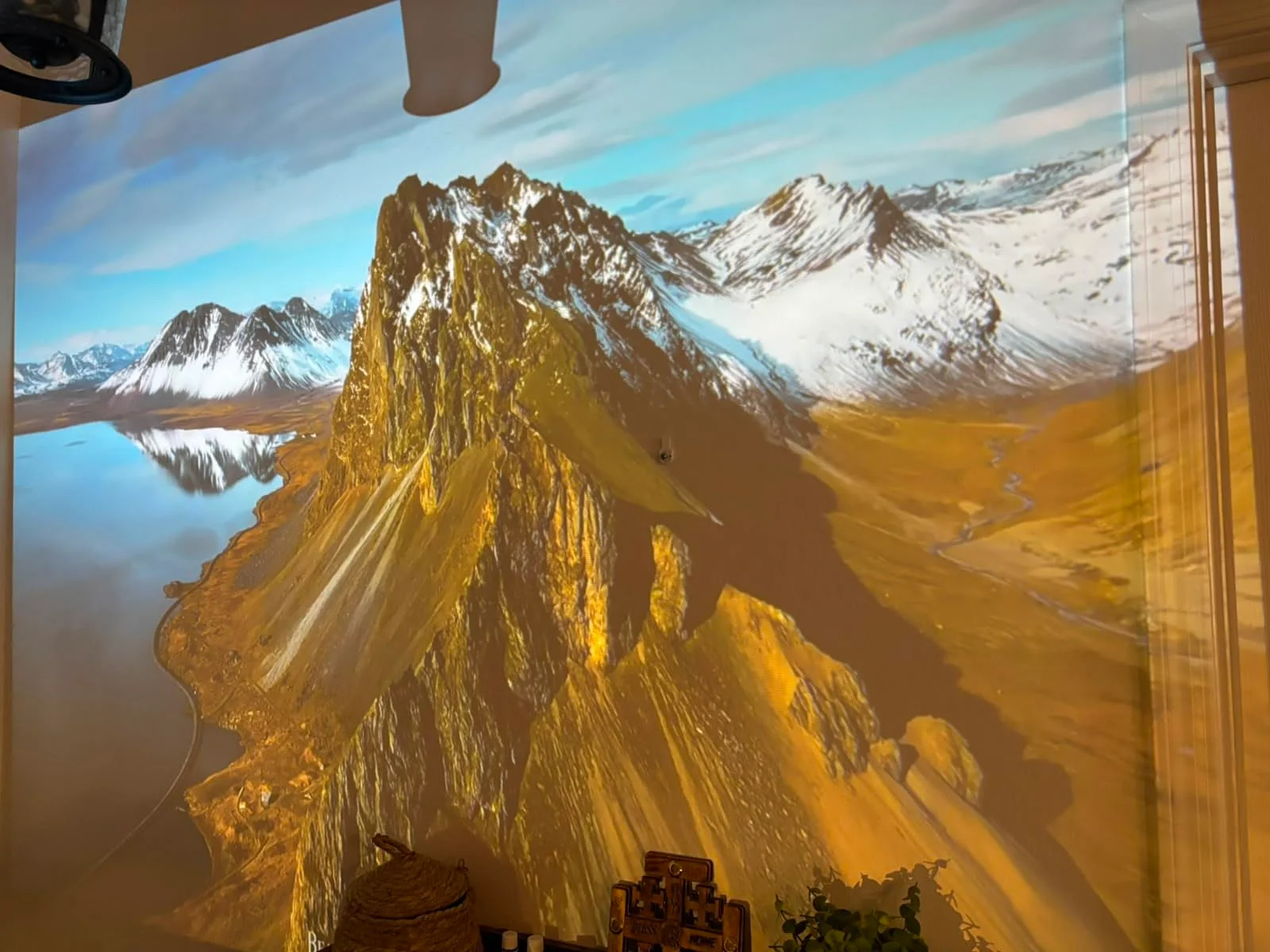 Buyer photo of a second mountain scene projected by the white ONO5Pro-W